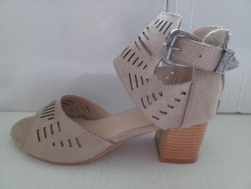 Nieuwe beige damessandaal met blokhak beschikbaar voor biedingen
