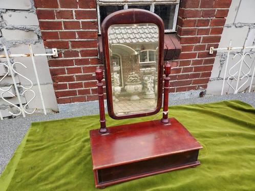 Biedermeier mahonie staande kapspiegel met opbergklep., Antiek en Kunst, Antiek | Woonaccessoires, Ophalen of Verzenden
