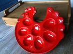 Rode eierschaal in de vorm van een kip, Huis en Inrichting, Keuken | Servies, Ophalen of Verzenden, Overige stijlen, Aardewerk