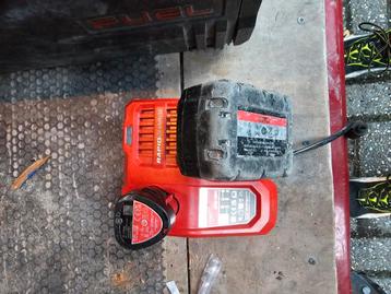 Milwaukee snellader+18V 5Ah+12V 2Ah beschikbaar voor biedingen