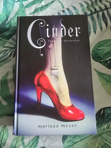 Marissa Meyer: Cinder (Lunar Chronicles), hc Nederlands beschikbaar voor biedingen