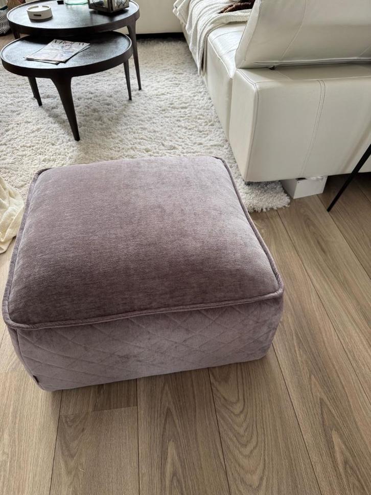 Riviera Maison poef in kleur Taupe, Huis en Inrichting, Banken | Voetenbanken en Poefen, Zo goed als nieuw, 50 tot 75 cm, 50 tot 75 cm