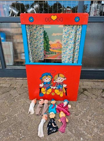 Vintage poppenkast met diverse handpoppen beschikbaar voor biedingen