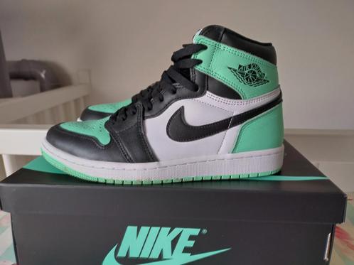 Nike air jordan 1 high og green glow 42.5 Not sb air max 95, Kleding | Heren, Schoenen, Zo goed als nieuw, Sneakers of Gympen