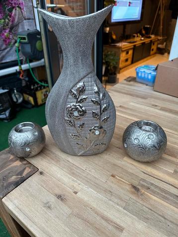 Zilveren vaas met 2 kaarsenhouders beschikbaar voor biedingen