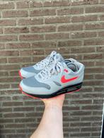 Nike Air Max 1 iD Cement Grey Neon Red, Kleding | Heren, Schoenen, Overige kleuren, Nike, Ophalen of Verzenden, Sneakers of Gympen