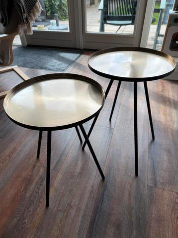 2 bijzettafels met goudkleurig blad beschikbaar voor biedingen