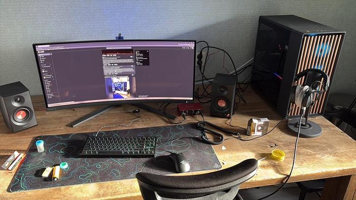 Randapparatuur voor Gamen, Computers en Software, Desktop Pc's, Zo goed als nieuw, 4 Ghz of meer, SSD, 32 GB, Met videokaart, Met monitor