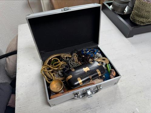 Koffer vol met sieraden en snuisterijen, Antiek en Kunst, Curiosa en Brocante, Ophalen of Verzenden