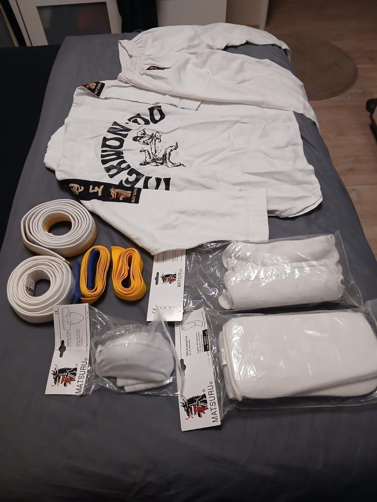Matsuru Taekwondo Pak Maat 140 + Toebehoren, Sport en Fitness, Vechtsporten en Zelfverdediging, Ophalen, Gebruikt, Taekwondo, Maat XS of kleiner