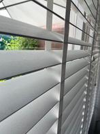 Mooie witte houten luxaflex met houtreliëf, 120 cm breed, Huis en Inrichting, Ophalen of Verzenden, Zo goed als nieuw, 100 tot 150 cm