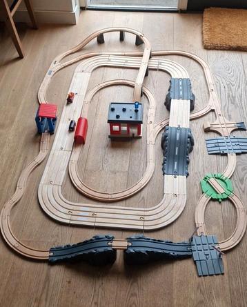 Houten treinbaan bestuurbare trein beschikbaar voor biedingen