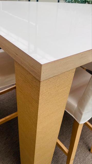 Vergadertafel zit / sta wit beschikbaar voor biedingen