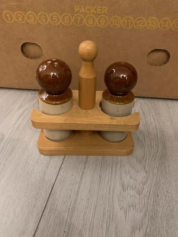 Peper en Zout stel in houten houder beschikbaar voor biedingen