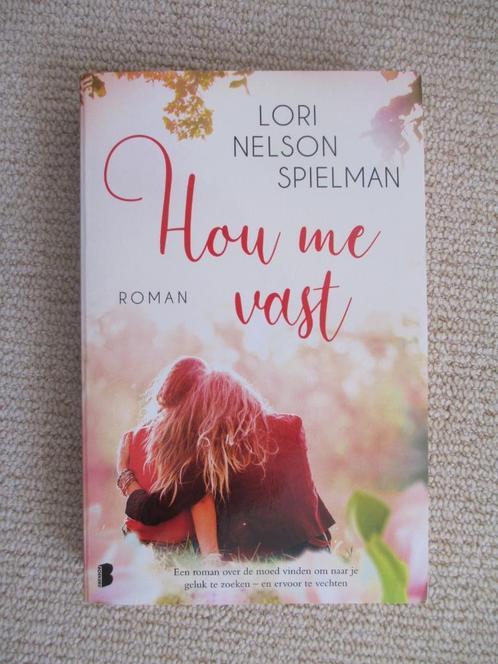 Hou me vast – Lori Nelson Spielman, Boeken, Romans, Zo goed als nieuw, Amerika, Ophalen of Verzenden