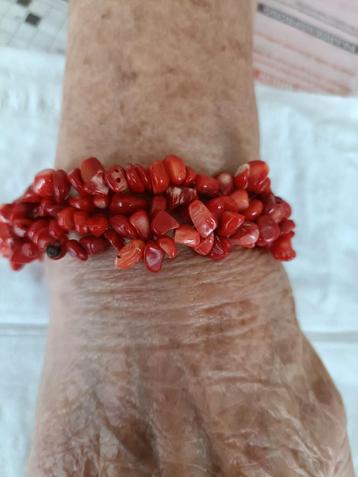 Armband Bloed koraal. beschikbaar voor biedingen