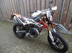 Rieju MRT 50 sm PRO White/Red/Black 2025 0 km Euro5, Fietsen en Brommers, 6 versnellingen, Nieuw, Ophalen of Verzenden, Borrassa 41-45 17600 Figueres Spanje
