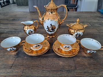 Goud kleurig Koffie/Theeservies met Romantische Scènes beschikbaar voor biedingen