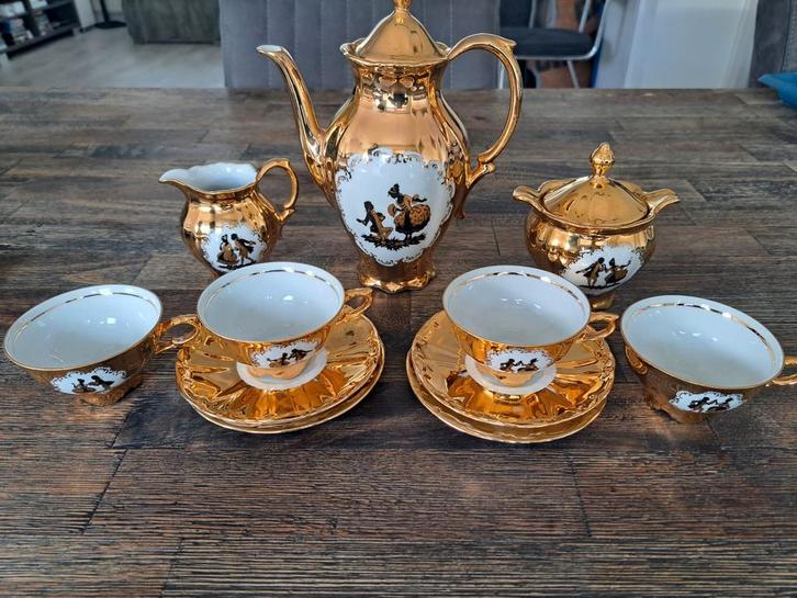 Goud kleurig Koffie/Theeservies met Romantische Scènes, Antiek en Kunst, Antiek | Servies compleet, Ophalen of Verzenden