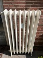 Twee gietijzeren witte radiatoren op pootjes, Doe-het-zelf en Verbouw, Ophalen, Gebruikt, Radiator, 60 tot 150 cm