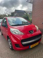 Peugeot 107 opknapper 1.0 12V 3DR 2010 Rood, Auto's, Peugeot, Voorwielaandrijving, 4 stoelen, 68 pk, Handgeschakeld