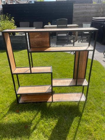 Stijlvolle Wandkast - Zo Goed Als Nieuw! beschikbaar voor biedingen