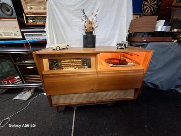 Antieke gerestaureerde radiomeubels  beschikbaar voor biedingen