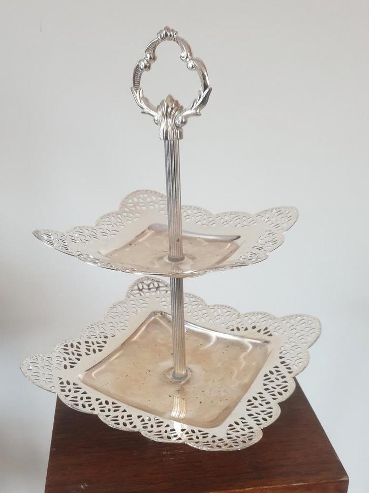 Verzilverd bonbon schaaltje met 2 lagen en uitgewerkte rand., Huis en Inrichting, Woonaccessoires | Etagères, Zo goed als nieuw