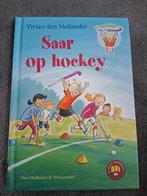 Saar op Hockey - Vivian den Hollander AVI M4, Ophalen of Verzenden, Zo goed als nieuw, Vivian den Hollander, Fictie algemeen