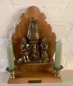 Bronzen Mariabeeldje op houten troontje met 2 kandelaars., Ophalen of Verzenden