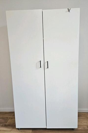 Witte houten kledingkast beschikbaar voor biedingen