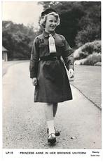 981706 Scouting PRINCESS ANNE IN HER BROWNIE UNIFORM, Verzamelen, Ophalen of Verzenden, Ongelopen