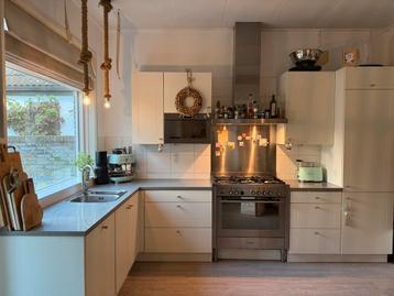 Is er al uit😊 Prachtige witte lichte hoekkeuken 2.08 x 3.55 beschikbaar voor biedingen