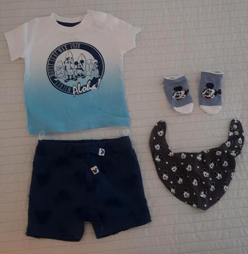 Mickey mouse baby setje maat 68 blauw slabber sokken tshirt, Kinderen en Baby's, Babykleding | Maat 68, Zo goed als nieuw, Jongetje