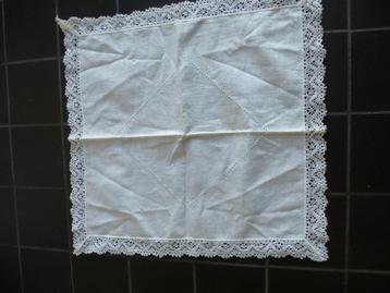 kleedje open naaiwerk beschikbaar voor biedingen