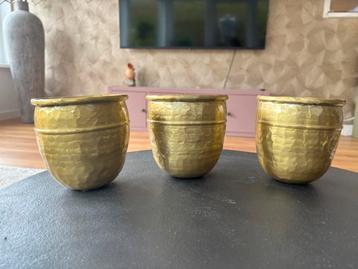 Bloempot goud per stuk beschikbaar voor biedingen