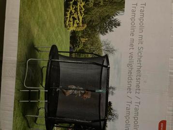 Nieuwe trampoline met veiligheidsnet beschikbaar voor biedingen