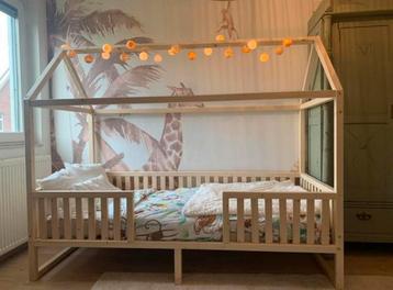 Nieuw kinderbed/huisbed /peuterbed  140x70 incl. Lattenbodem