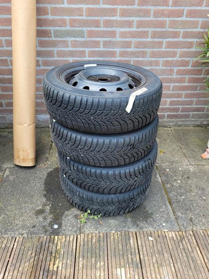 set Winterbanden met velgen  €125,00, Auto-onderdelen, Banden en Velgen, Banden en Velgen, Winterbanden, Ophalen