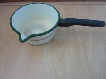Vintage  emaille steelpan 17 1/2 cm doorsnede beschikbaar voor biedingen