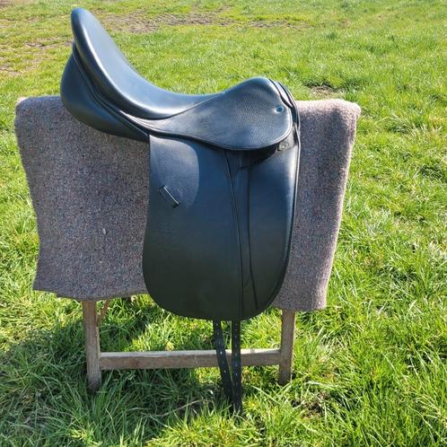 Stubben maestoso dressuurzadel 18 inch, Dieren en Toebehoren, Paarden en Pony's | Zadels, Gebruikt, Dressuur, Ophalen