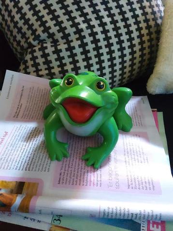 Leuke groene kikker speelgoed beschikbaar voor biedingen