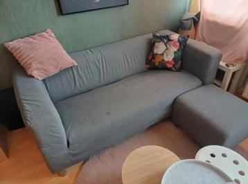 Gatis, grijze klippan bank met poef