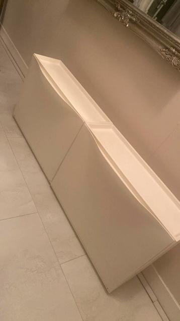 Twee witte schoenen kastjes