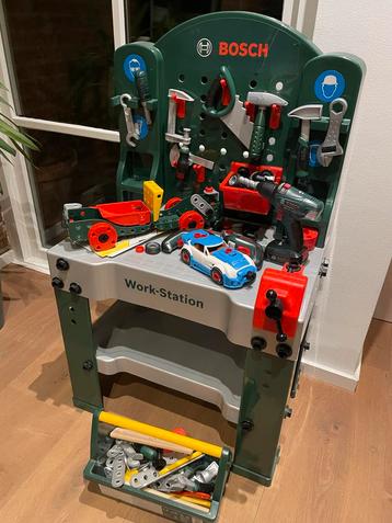 Klein Bosch Mini Werkbank + speelgoedAccuboormachine beschikbaar voor biedingen