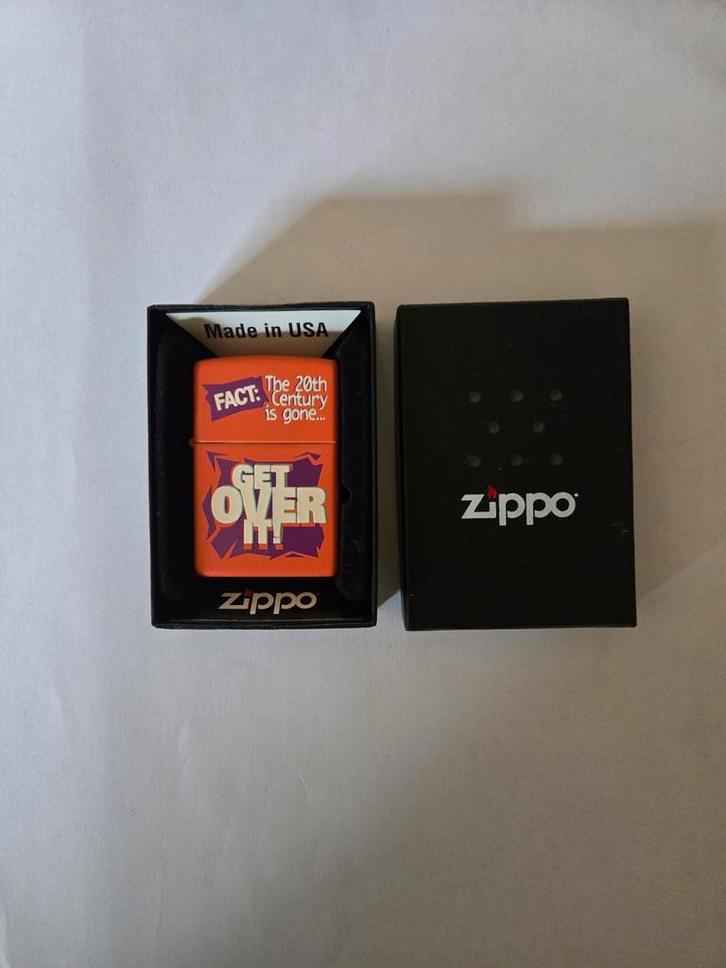 Oranje Zippo aansteker uit 1998, Verzamelen, Rookartikelen, Aanstekers en Luciferdoosjes, Nieuw, Aansteker, Ophalen of Verzenden
