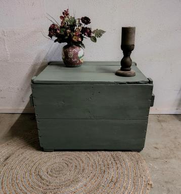 Stoere groene (leger) kist/tafel met deksel beschikbaar voor biedingen