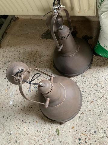 Twee industriele hanglampen beschikbaar voor biedingen
