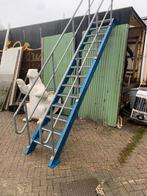 Stalen trap met 2 leuningen 313 cm hoog 60 cm breed, Doe-het-zelf en Verbouw, Ladders en Trappen, Verzenden, Zo goed als nieuw