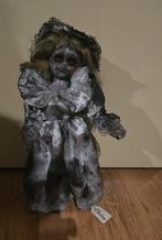 Creppy doll Eloise horror halloween haunted pop decoratie, Verzamelen, Poppen, Ophalen of Verzenden, Zo goed als nieuw, Pop